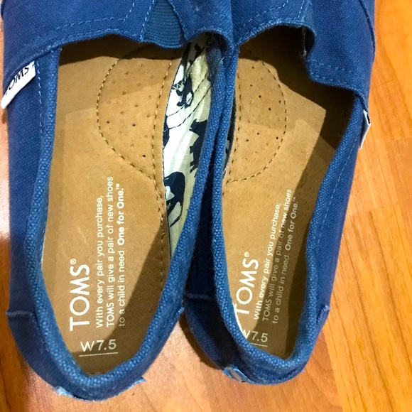 HP!🎉 TOMS | Navy Canvas Shoe - Picture 4 of 5